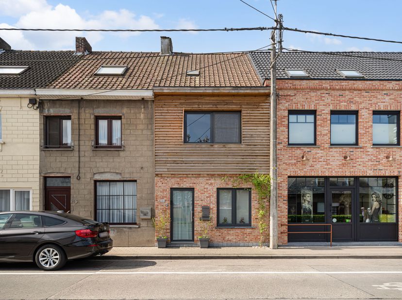 Deze instapklare woning op zeer centrale ligging met garage en uitweg wordt u te koop aangeboden.&lt;br /&gt;
We betreden deze woning langs de inkomhal met