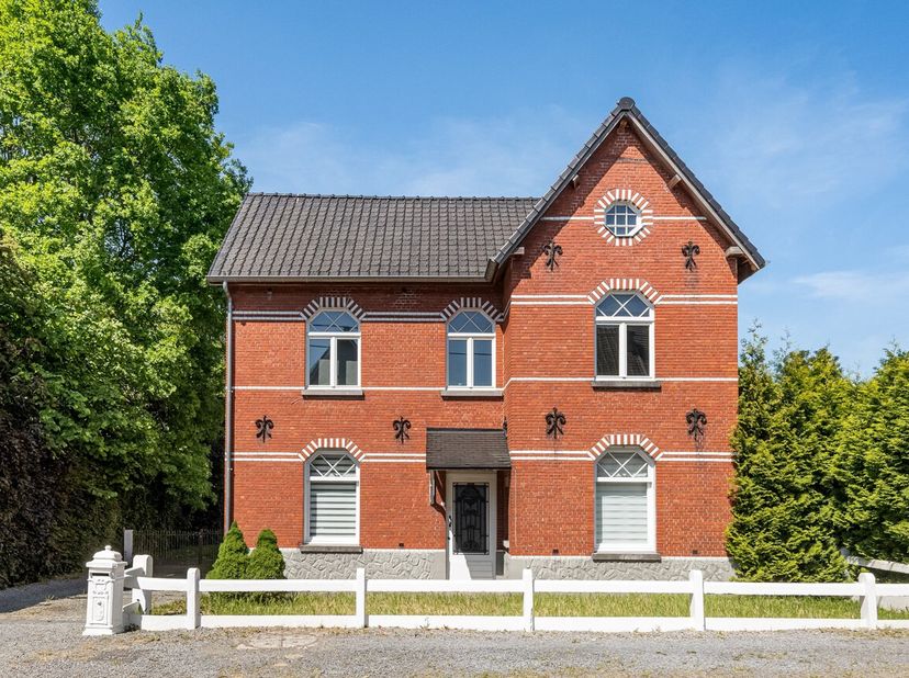 Op een TOP-ligging, in een rustige straat met volle privacy, vinden we deze op te frissen (en verder af te werken) woning met een terreinoppervlakte v