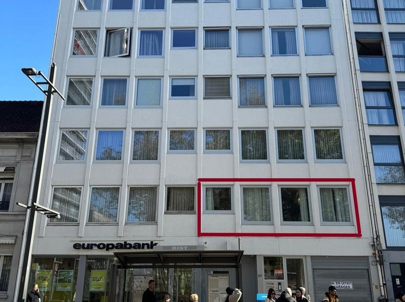 Een prachtig en ruim gerenoveerd appartement op de eerste verdieping te Wilrijk.&lt;br /&gt;
Het appartement bestaat uit een inkomhal, woonkamer met parket,