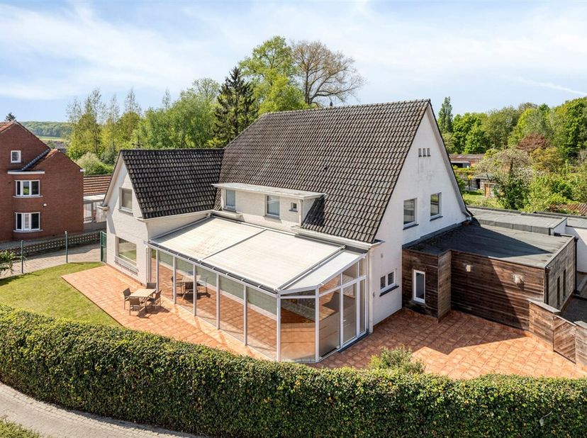 Maison de médecin pleine de caractère et prête à emménager avec 6 chambres, patio et jardin d&#039;hiver une opportunité résidentielle unique pleine d&#039;espa