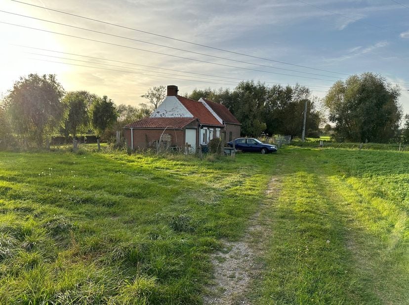 Voor wie houdt van rust en natuur; idyllisch en afgelegen woning op 1.455 m² midden de velden in volledige rust.&lt;br /&gt;
De woning is opgenomen in de in