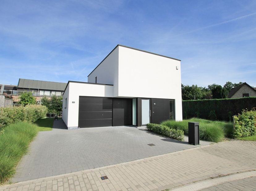 Deze prachtig onderhouden woning, gebouwd in 2018, biedt het perfecte evenwicht tussen rust en bereikbaarheid. Gelegen in een rustige woonomgeving, ma
