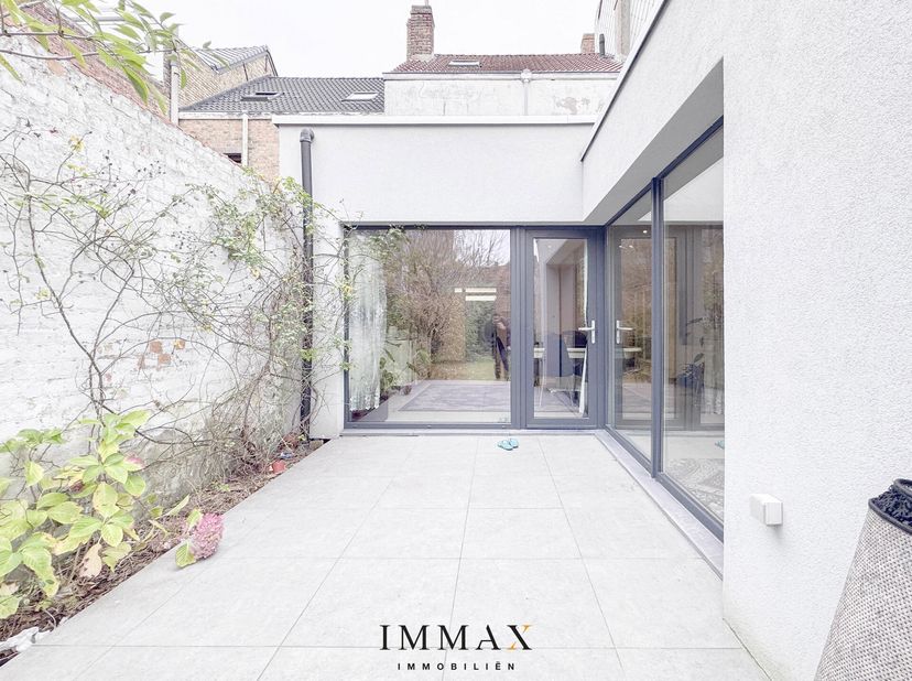 Cette spacieuse maison unifamiliale est le choix idéal pour une grande famille, avec un espace de vie généreux et pas moins de cinq chambres à coucher