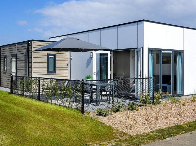 Deze moderne vakantiewoningen beschikken over 2 à 3 slaapkamers, een goed uitgeruste open keuken, een badkamer met douche en dubbele wastafel, een apa