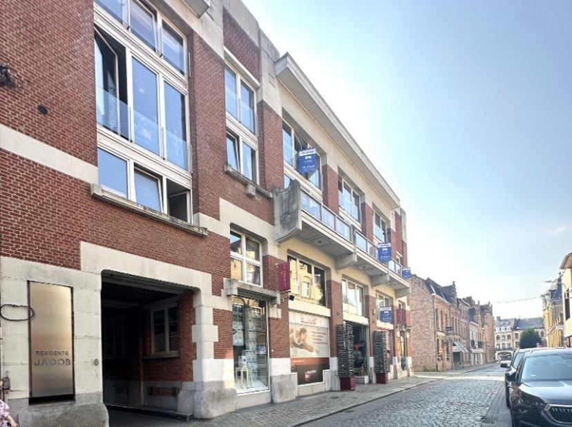 Dit appartement is gelegen op de tweede verdieping in residentie Jacob in de Sint-Jacobsstraat 16, Ieper. Het appartement is gelegen op een uiterst ce