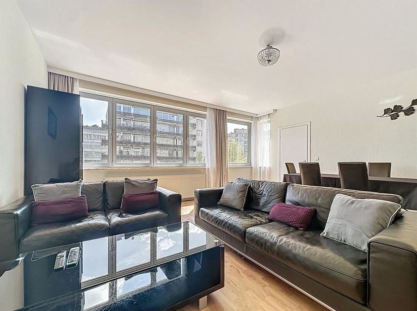 In de nabijheid van het Koning Boudewijnpark  zeer mooi en LICHT appartement van +/- 113 m² (EPB), gelegen op de 1ste verdieping/4 van een klein gebou