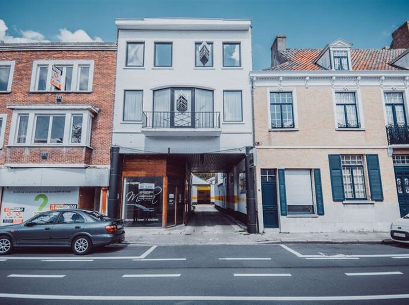 Gerenoveerd handelspand + woonst (2 huisnummers) gelegen nabij het centrum van Eeklo, achteraan bevindt zich een te renoveren polyvalente ruimte (115
