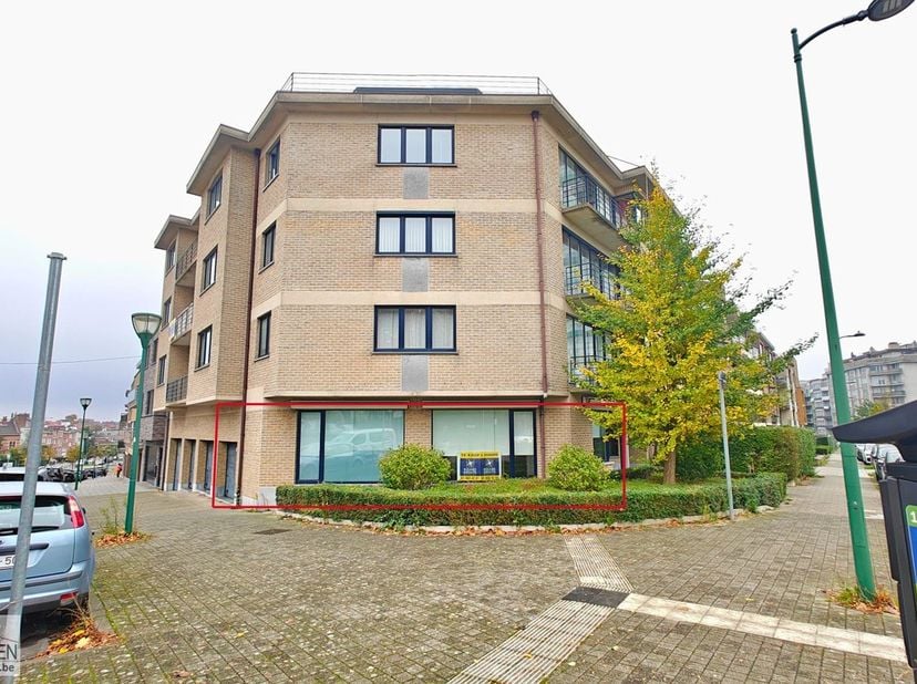 IGL presenteert u dit uitstekend handelsgelijkvloers, gelegen op een straathoek om maximale visibiliteit te genereren.&lt;br /&gt;
&lt;br /&gt;
Of u nu op zoek be