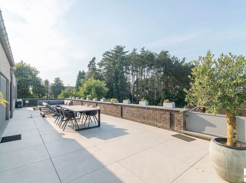 Luxueus afgewerkt appartement met gigantisch zonneterras&lt;br /&gt;
Dit luxueuze appartement combineert elegantie, functionaliteit en moderne luxe. Het is