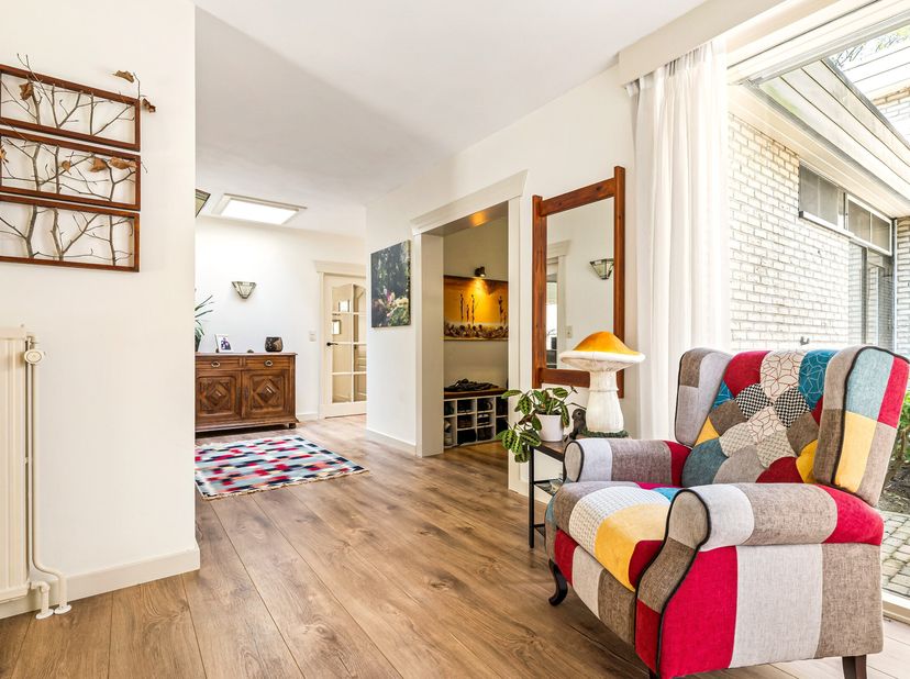 Deze charmante woning is ideaal voor mensen die op zoek zijn naar rust en ruimte en graag volledig gelijkvloers zouden willen wonen. De woning telt ma