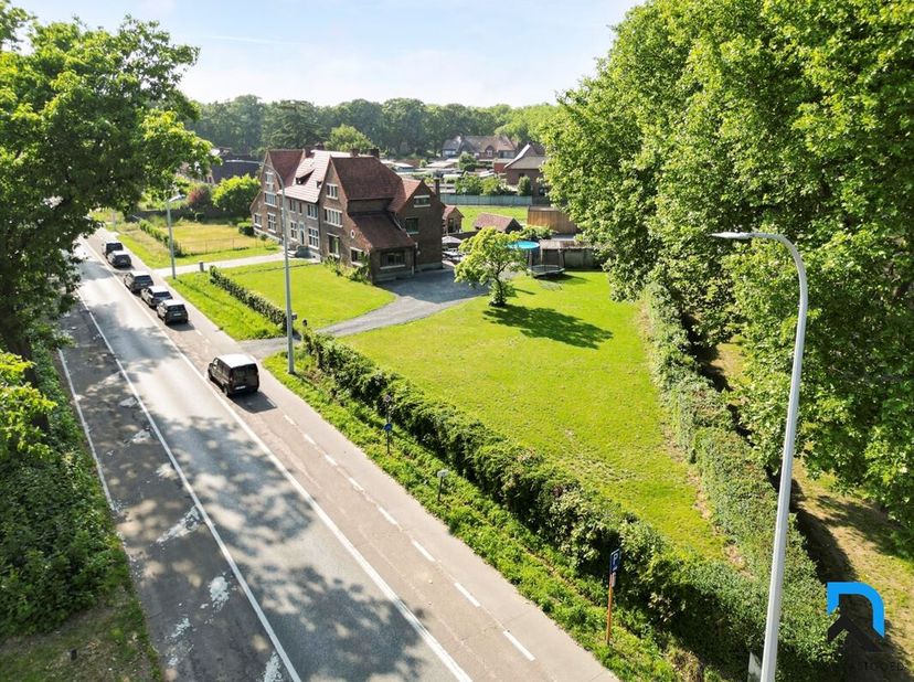 Woning met 5 slaapkamers op riant hoekperceel&lt;br /&gt;
Deze verrassend ruime woning met mooie tuin geniet van een rustige doch centrale locatie in Genk.