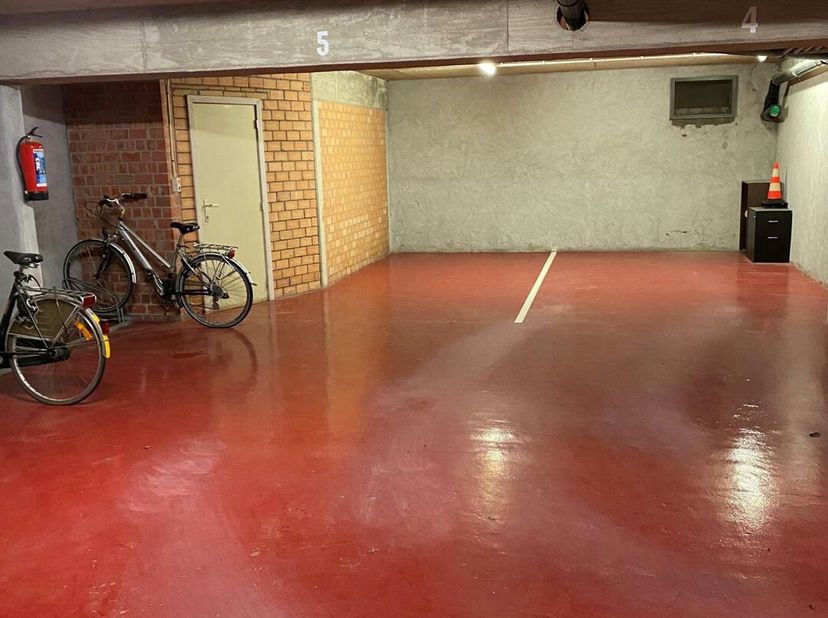 Binnen staanplaats in een villa-residentie thv Obumex en de minigolf te Kustlaan Zoute.&lt;br /&gt;
Aan de garage is een private kelder/berging gekoppeld di