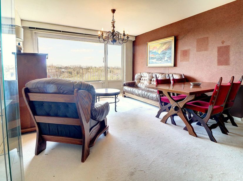 Appartement op de 10de verdieping bestaande uit:&lt;br /&gt;
- Inkomhal +- 1,2 m²&lt;br /&gt;
- Living +- 26 m² dat uitgeeft op&lt;br /&gt;
Terras (West) +- 16 m²&lt;br /&gt;