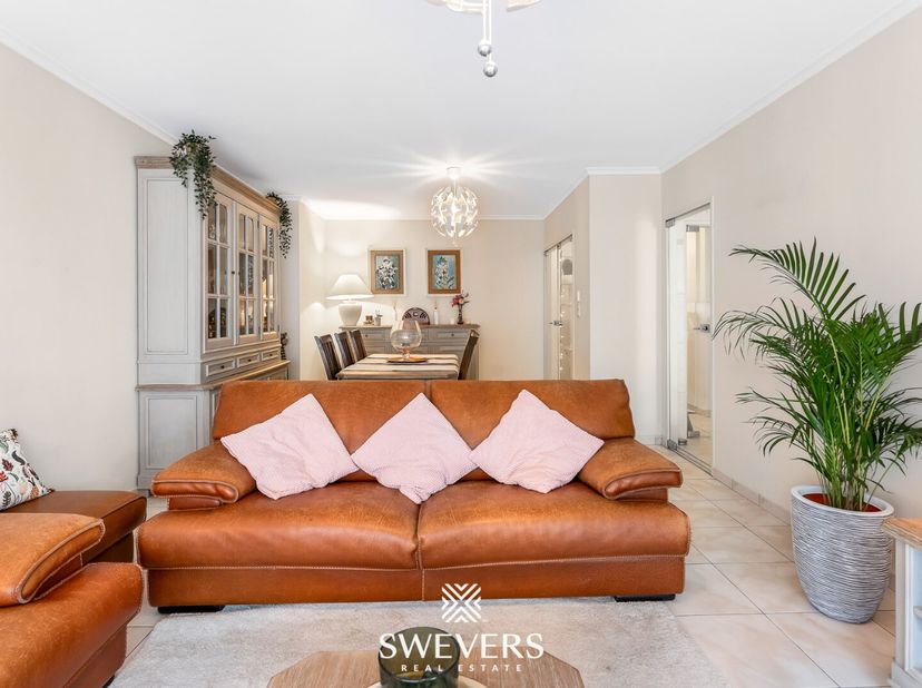 Dit instapklare appartement op de 5e verdieping aan het Sint-Katarinaplein in Hasselt biedt 95 m² woonruimte en een ruim terras van 20 m². De lichtrij