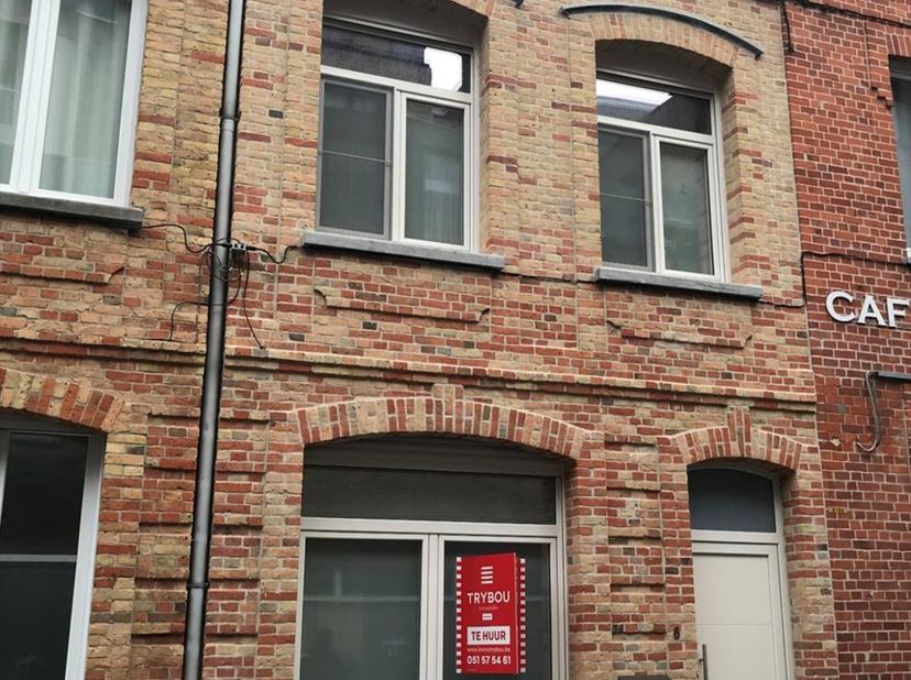 Recent gerenoveerde woning op een steenworp van de markt van Ieper&lt;br /&gt;
Deze woning bestaat uit:&lt;br /&gt;
Gelijkvloers: inkomhal - gastentoilet - eetkam