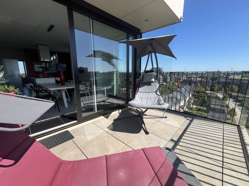 Dit prachtige en energiezuinige (EPC A) penthouse in Hasselt, met een oppervlakte van 174 m² biedt een scala aan voorzieningen voor comfortabel en lux