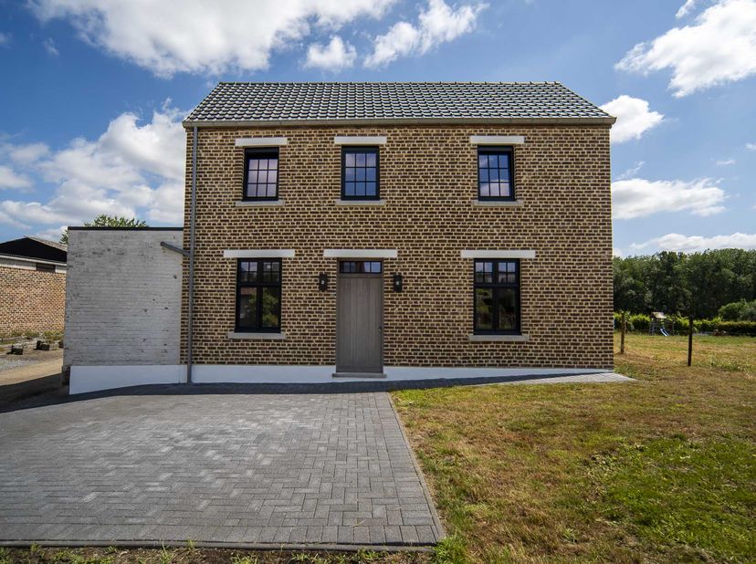 Deze woning in open bebouwing werd volledig verbouwd en gerenoveerd, waardoor deze voldoet aan alle hedendaagse normen. De woning is gelegen in een la