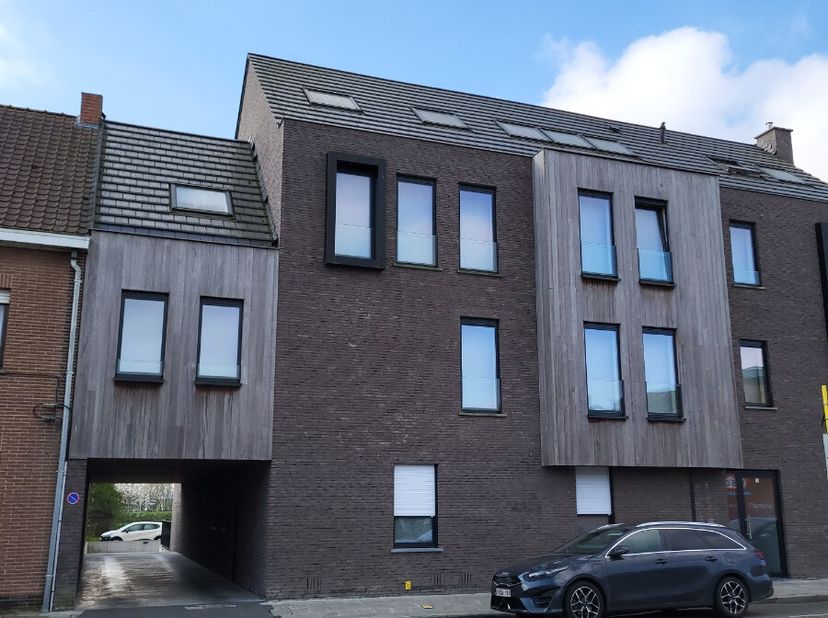 Wonen op het gelijkvloers mét zonovergoten terras?  In Vlamertinge wacht een instapklaar appartement met 2 slaapkamers, een open keuken, een ruime liv