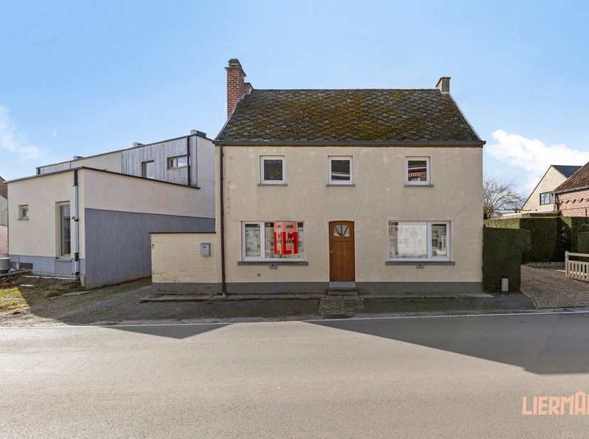 - Bezoekmoment enkel op afspraak -&lt;br /&gt;
Op een ruim perceel van 1.055 m² bieden wij u deze woning aan, ideaal voor wie droomt van een totaalrenovatie