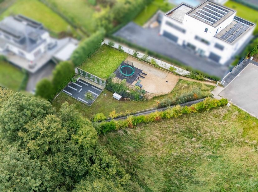 We Invest Liège et Sébastien vous proposent ce superbe terrain à bâtir de 590 m², idéalement situé au Clos de la Charmille dans le quartier prisé de l