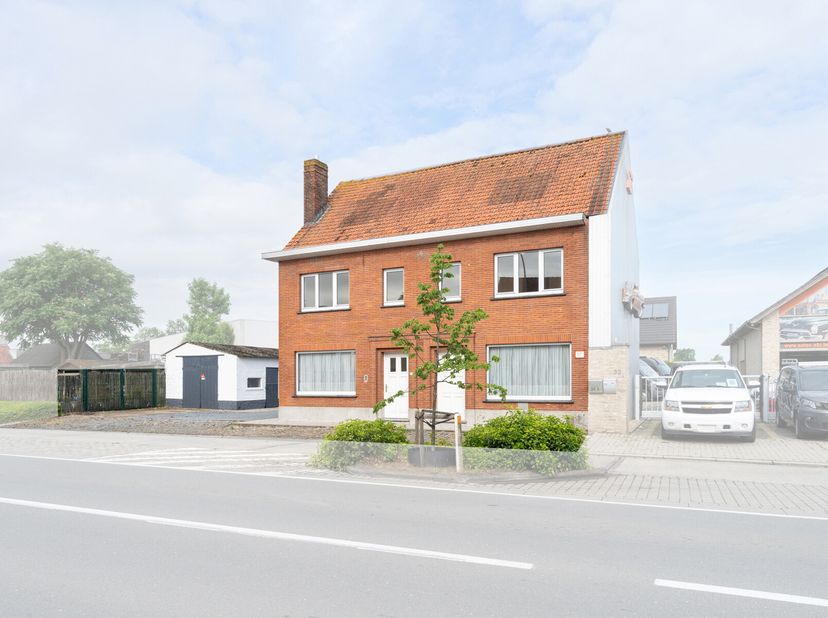 Op een uiterst centrale ligging in Loppem, een deelgemeente van Zedelgem, vinden we deze ruime vrijstaande woning met tal van mogelijkheden. Naast de