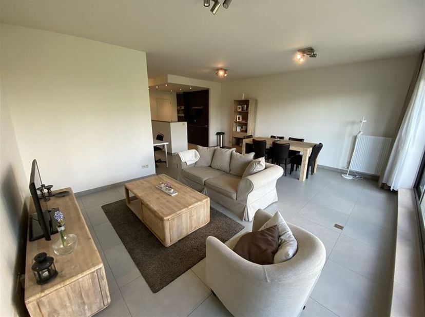 Description : très agréable appartement situé au 4ème d&#039;un immeuble récent en plein centre de Bruxelles. &lt;br /&gt;
Composition: Hall d&#039;entrée, vestiaire,