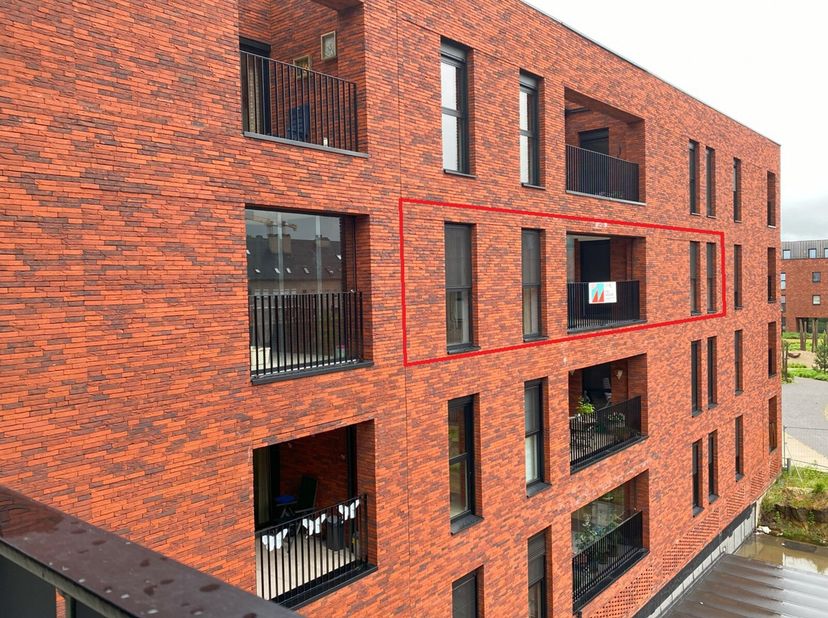 Dit knappe nieuwbouwappartement telt 2 slaapkamers en een zeer mooie, geriefelijke gemeenschappelijke ruimte.&lt;br /&gt;
INDELING:&lt;br /&gt;
* Appartement:&lt;br