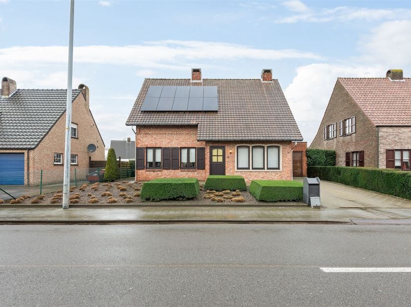 Instapklare woning met 4 slaapkamers en veranda op 627 m²&lt;br /&gt;
Omschrijving:&lt;br /&gt;
We betreden de woning via een centrale inkomhal die doorgang biedt