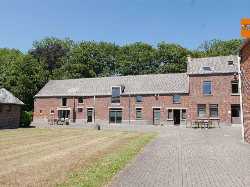 Op zoek naar een kantoorruimte in Leuven? Dit bedrijvencentrum in Herent biedt volledig ingerichte kantoren te huur aan, omgeven door een rustgevende