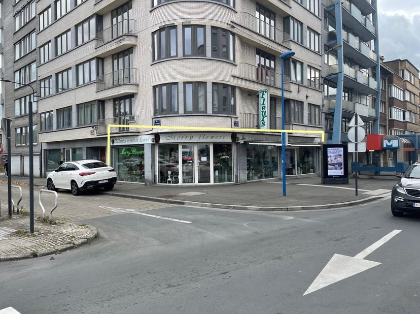 RDC COMMERCIAL + APPARTEMENT&lt;br /&gt;
En angle Av. Jules Henin et Square Jules Hiernaux.&lt;br /&gt;
Rez-de-chaussée d&#039;une superficie de 100 m² avec bureau et