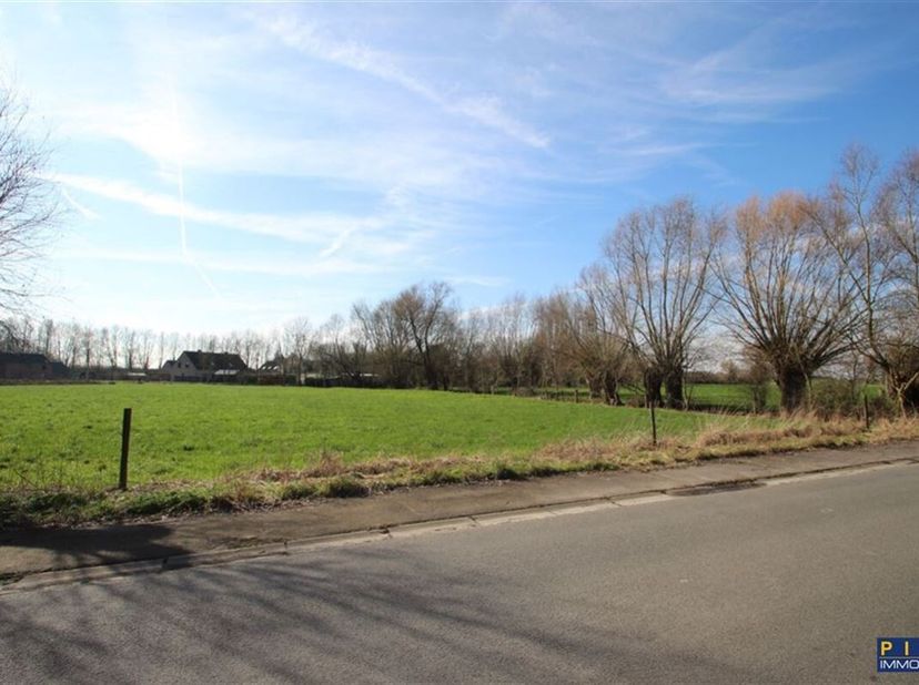 Superbe terrain à bâtir, 26 ares (2.600m²) en zone d&#039;habitat à caractère rural, front à rue de 50 mètres (possibilité de permis d&#039;urbanisme groupé), e