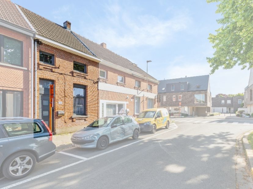 In de charmante Kazernestraat, waar erfgoed en gezelligheid samenkomen, vind je deze te renoveren woning met verrassend veel mogelijkheden. De basis i