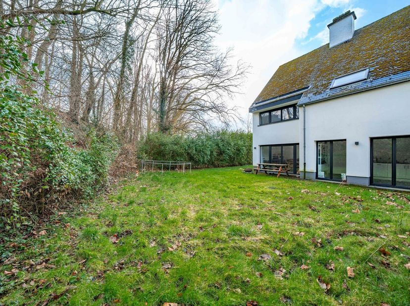 GENVAL - Op 500m van het STATION van GENVAL, tegenover de Papeteries en zijn winkels, presenteert AMELOT PROPERTIES deze woning met 3 gevels, gerenove