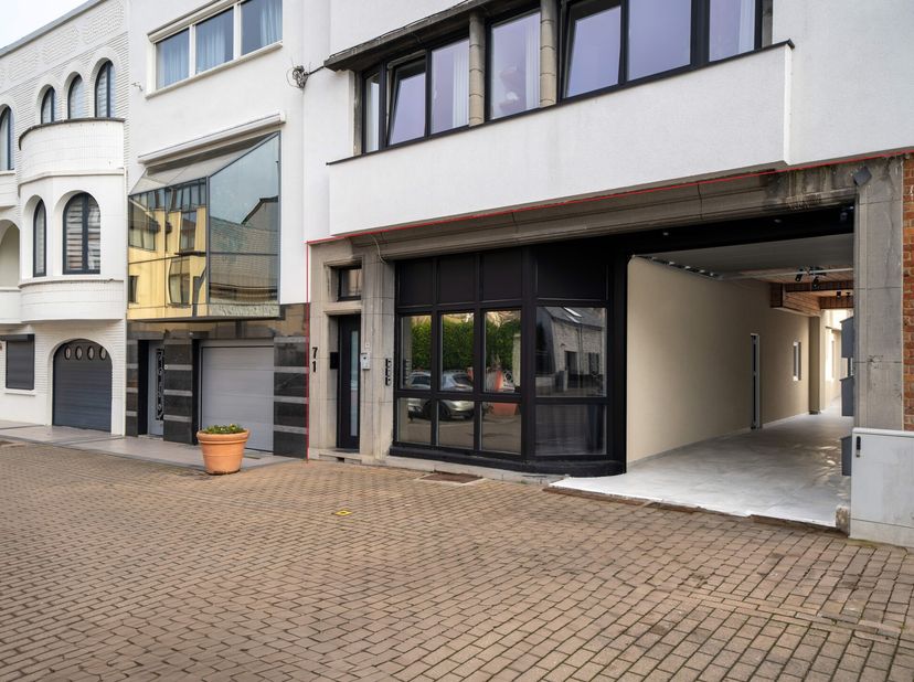 JAMBES, superbe APPARTEMENT à 2 pas du bord de Meuse entièrement rénové en 2019 (2ch/1sdb) situé au rez de chaussée d&#039;un immeuble de quatre unités à d