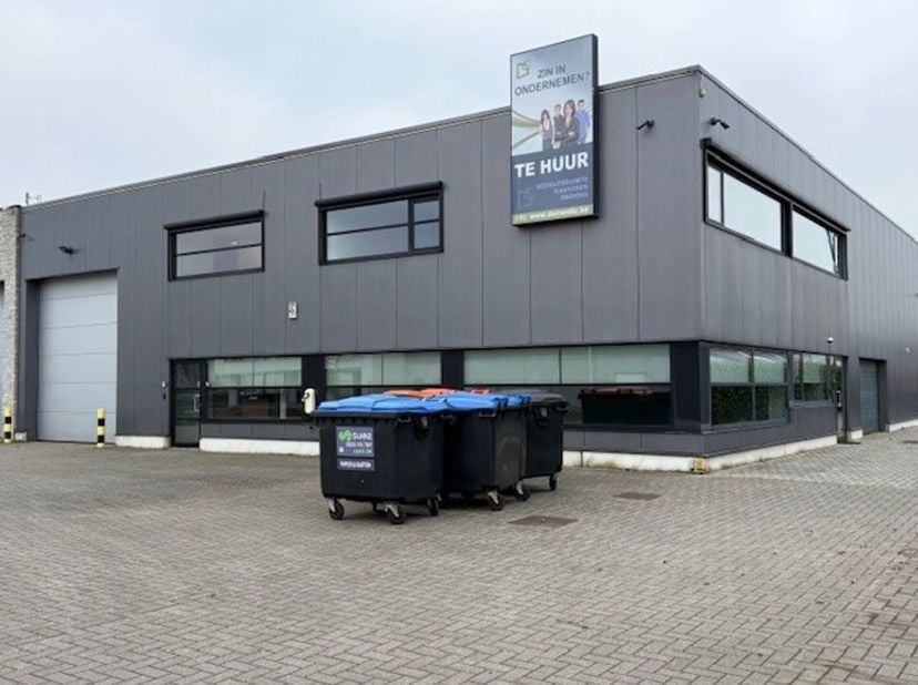 Het bedrijfsgebouw is zeer gunstig gelegen in een industriezone, op slechts enkele kilometers van de oprit van de autostrade en de centra van Beerse,