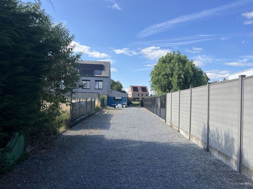 Rustig gelegen bouwgrond van 401 m2 in doodlopende straat vlakbij winkels en invalswegen.&lt;br /&gt;
Mogelijkheid tot bouwen aan 6%!&lt;br /&gt;
2 bouwlagen en d
