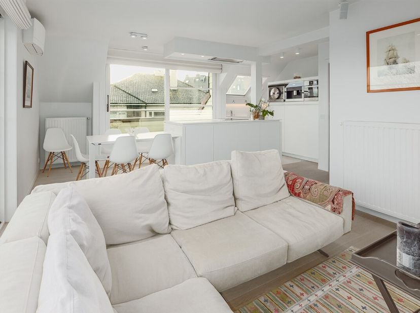 Appartement récent à vendre situé au centre de Saint-Idesbald avec 2 chambres à coucher et 2 terrasses; Équipé d&#039;une pompe à chaleur et d&#039;un système d