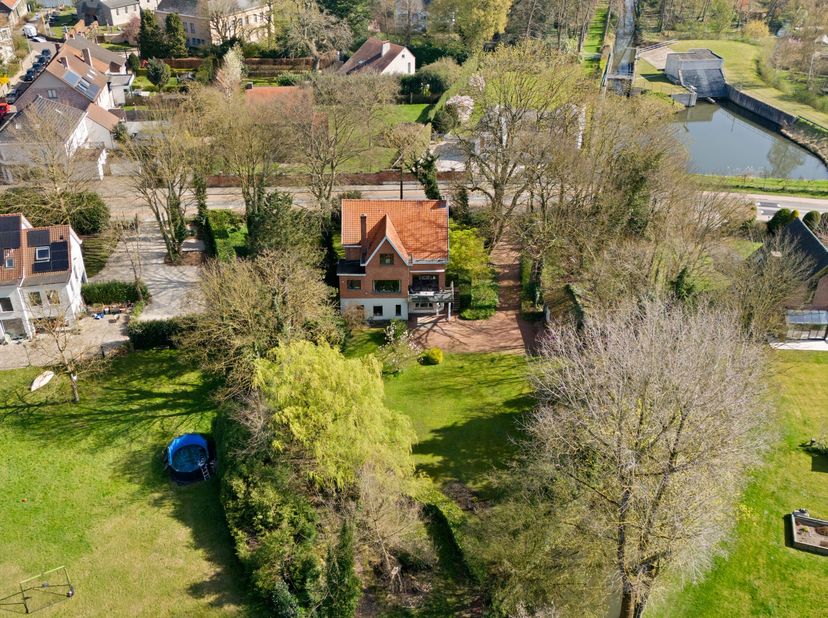 Gelegen in een rustige, groene omgeving nabij Gent, biedt deze karaktervolle villa uit 1918 (grondig gerenoveerd in 1972) enorm veel potentieel. Het r
