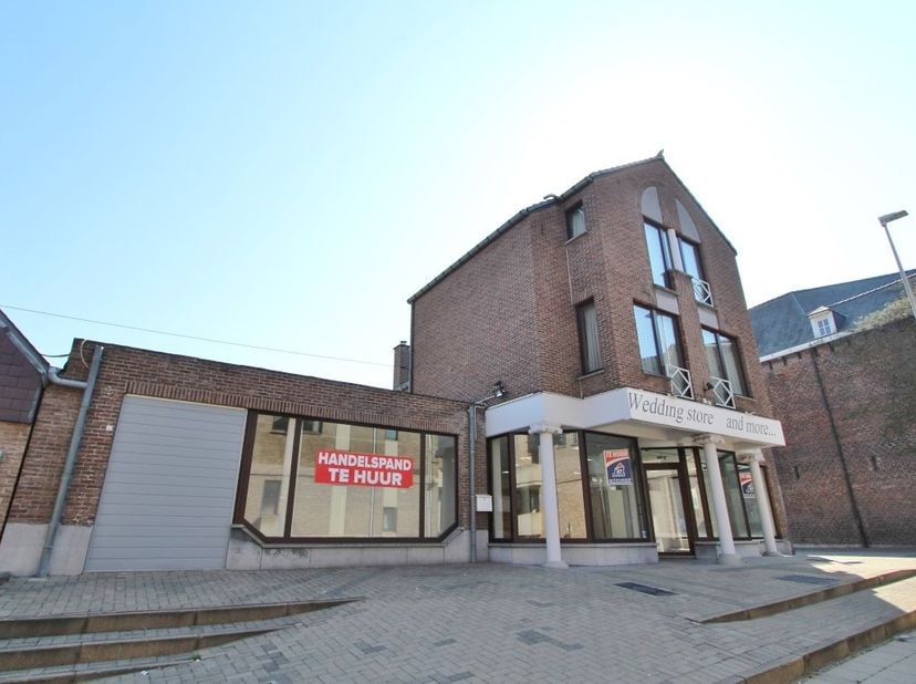 Dit handelspand gelegen op wandelafstand van het centrum van Sint-Truiden beschikt over 2 handelsruimtes van respectievelijk 89m² en 52m². Een ideale