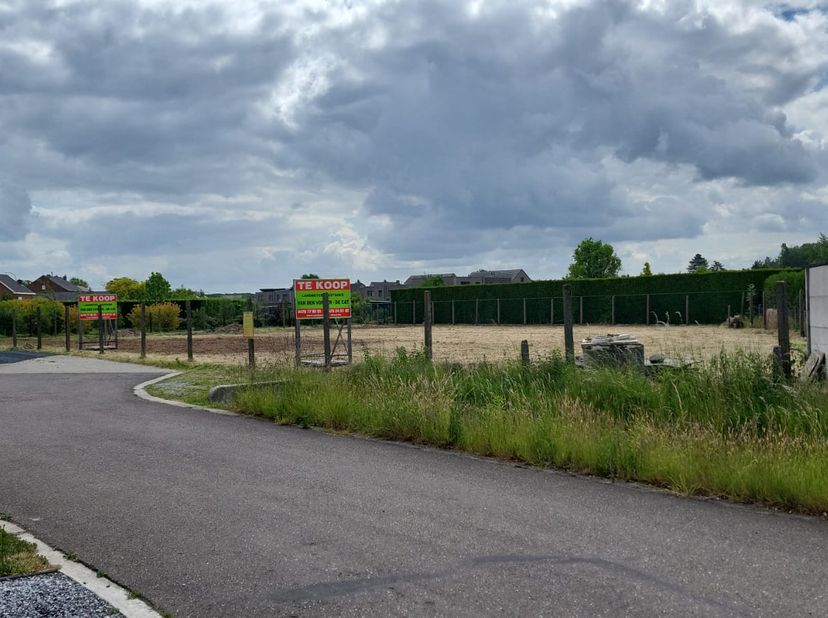 Deze twee prachtige zuid georiënteerde vergunde bouwgronden geschikt voor het oprichten van een open bebouwing zijn gelegen in de Professor Mahlerstra