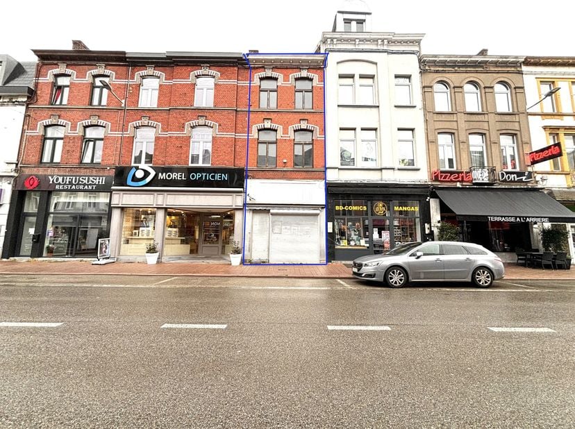 Skyimmo a le plaisir de vous présenter cette spacieuse maison de commerce, idéalement située en plein cur du centre-ville d&#039;Andenne.&lt;br /&gt;
Ce bien, co