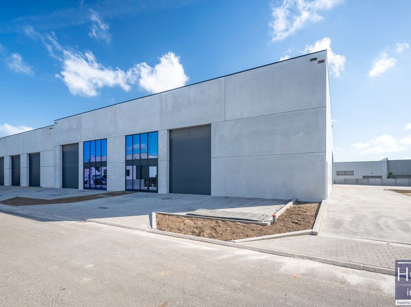 Deze schitterend gelegen NIEUWBOUW KMO-unit van 298m² situeert zich in het hart van de ambachtelijke bedrijfszone &quot;Hoogmolen&quot; te Kruishoutem en zit in
