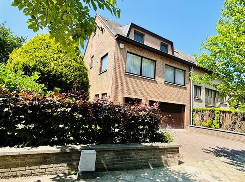Ontdek dit prachtige huis in Elsene, dat een uitzonderlijke leefruimte biedt met 250 m² woonoppervlak en een ruim perceel van 385 m².&lt;br /&gt;
In het har