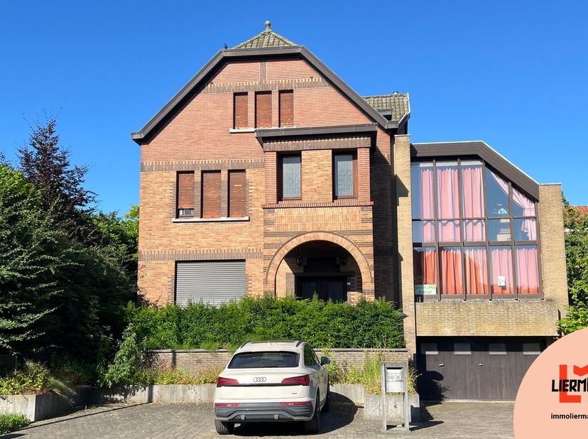 Uiterst gunstig gelegen nabij het centrum treffen we deze authentieke advocatenwoning aan op een perceel van zo&#039;n 20a met grote groene tuin. De uitstr