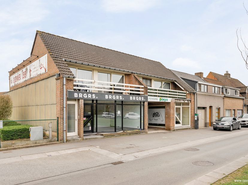 Cette propriété de rendement offre une opportunité unique pour ceux qui recherchent un investissement rentable ou une propriété résidentielle avec un