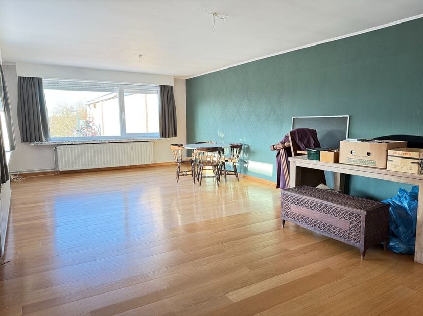 Centraal gelegen in Zichem (Scherpenheuvel-Zichem) vinden we dit uiterst ruim appartement van maar liefst 142m².&lt;br /&gt;
&lt;br /&gt;
Dit appartement is geleg