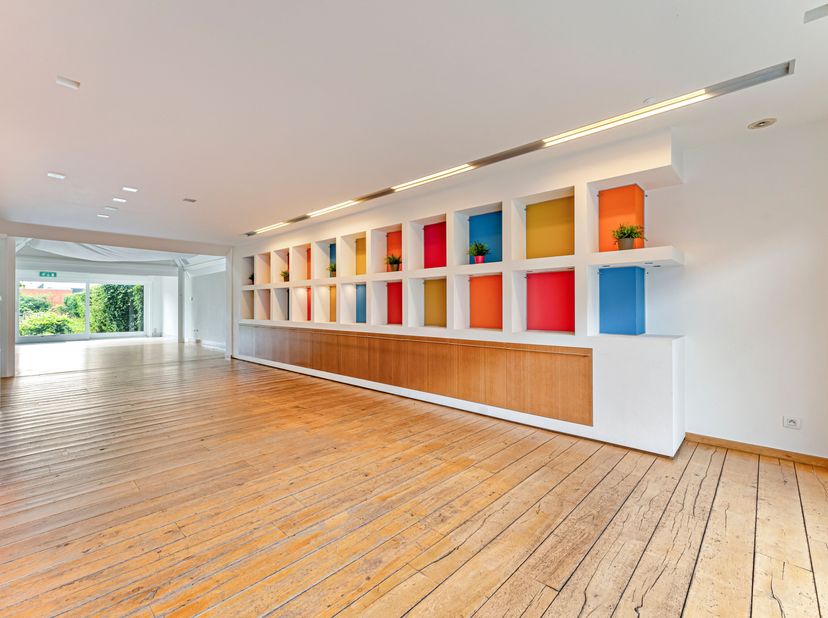 Voormalige feestzaal met woning te koop in hartje Wevelgem!&lt;br /&gt;
Aan de Gullegemstraat 63 vind je deze unieke eigendom met veel ruimte en potentieel
