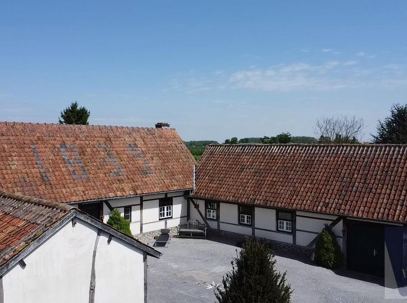 Ontdek deze unieke hoeve, verscholen in het groen, gelegen aan de Slaapstraat 29 in Alken, op een privatief te bereiken perceel van maar liefst 11.974