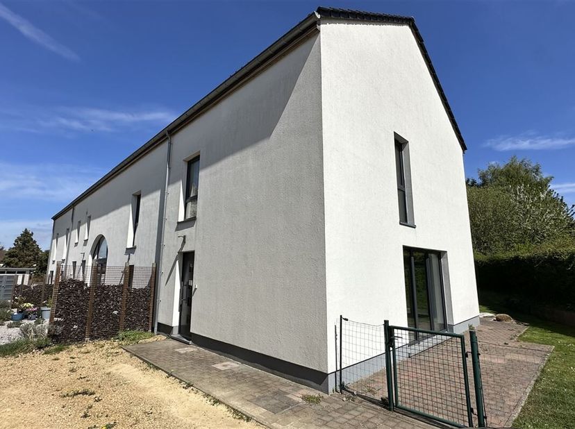 Génération Immo biedt deze prachtige hedendaagse woning te huur aan in Ernage. Dit recent gebouwde huis is in perfecte staat en zal je overtuigen met