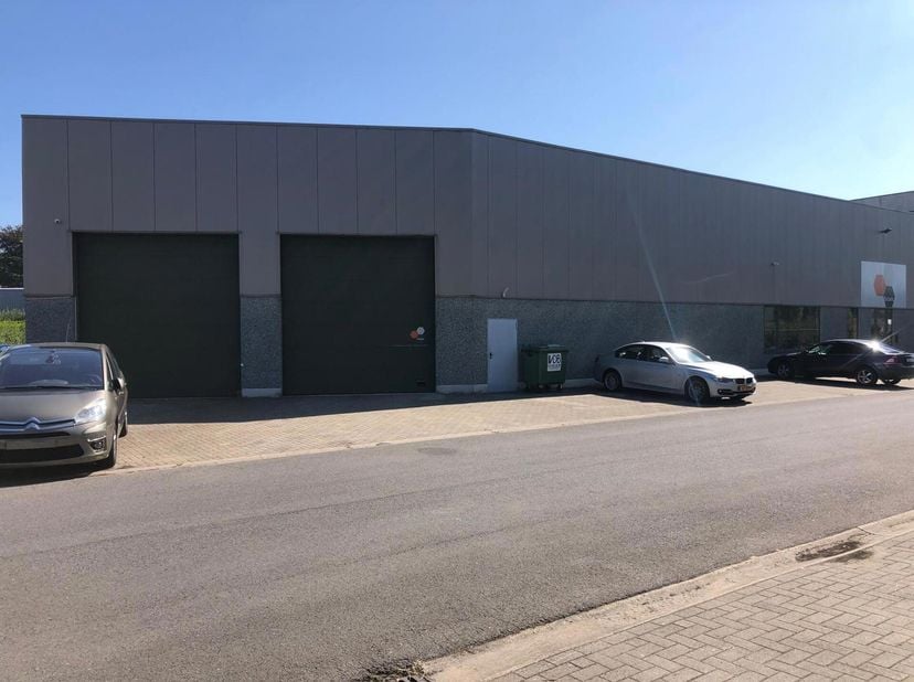 TE HUUR in Wommelgem industrie - Magazijn van 650m² met 120m² aangename kantoren op het gelijkvloers.&lt;br /&gt;
Het magazijn heeft een hoogte van +/- 6m e